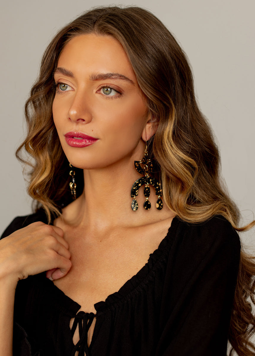 Eruda Earrings in Black